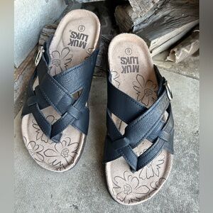 Muk Luks Black Criss-Cross women’s Sandals NWOB Sz-6. I